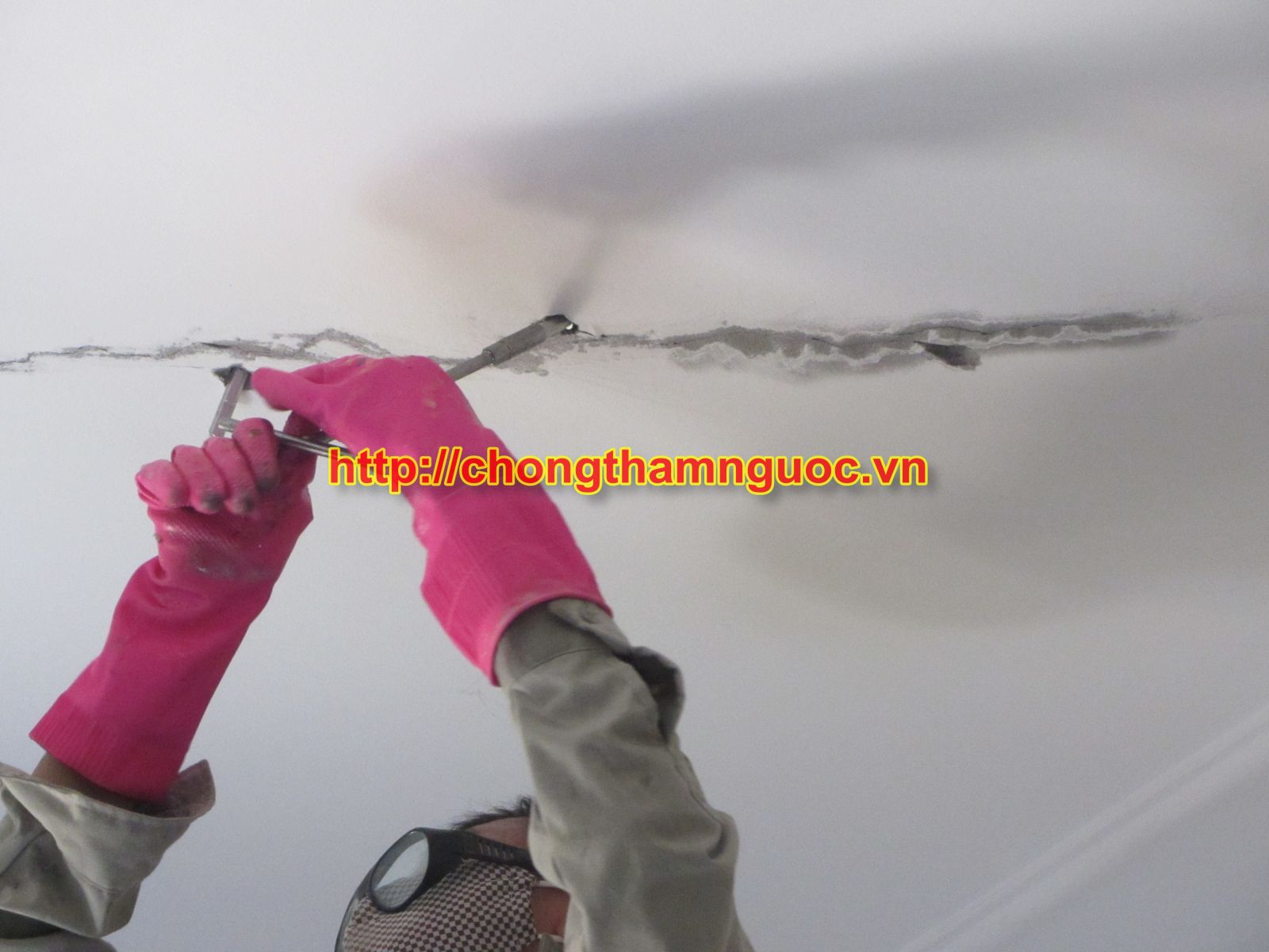 Gắn kim bơm keo dọc vết nứt trần